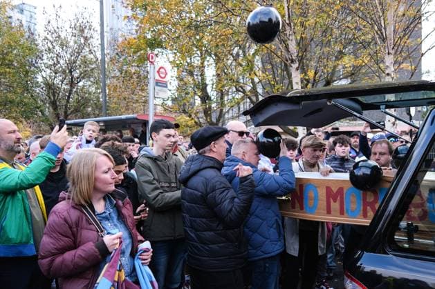 West Ham United v Burnley 08 November 2025, London - Premier League Football - West Ham United v Burnley - West Ham fans carry a coffin in protest against the clubs owners - Photo: Jacques Feeney Offside. London UK Copyright: xJacquesxFeeneyx xOffsidexOffside