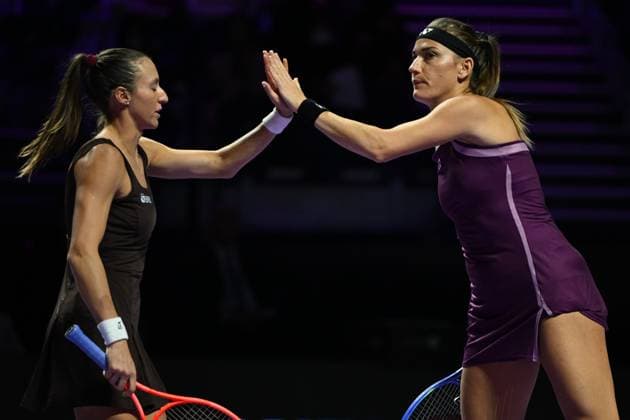WTA, Tennis Damen Finals 2025 - Doubles Final RIYADH, SAUDI ARABIA - NOVEMBER 08: Luisa Stefani (L) of Brazil plays a forehand with partner Timea Babos (R) of Hungary against Elise Mertens (not seen) of Belgium interacts with her partner Veronika Kudermetova (not seen) during their Doubles Final match on day eight of the WTA Finals Riyadh as part of the Hologic WTA Tour 2025 at King Saud University Indoor Arena on November 08, 2025 in Riyadh, Saudi Arabia. Artur Widak Anadolu Riyadh Saudi Arabia. Editorial use only. Please get in touch for any other usage.  Copyright: x2025xAnadoluxArturxWidakx