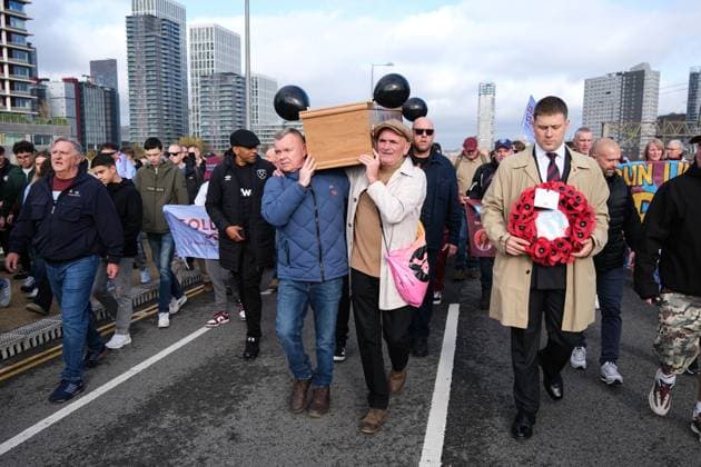 West Ham United v Burnley 08 November 2025, London - Premier League Football - West Ham United v Burnley - West Ham fans carry a coffin in protest against the clubs owners - Photo: Jacques Feeney Offside. London UK Copyright: xJacquesxFeeneyx xOffsidexOffside