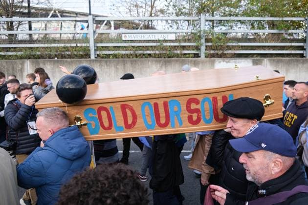 West Ham United v Burnley 08 November 2025, London - Premier League Football - West Ham United v Burnley - West Ham fans carry a coffin in protest against the clubs owners - Photo: Jacques Feeney Offside. London UK Copyright: xJacquesxFeeneyx xOffsidexOffside
