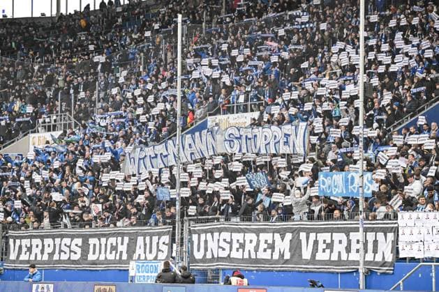 Roger Wittmann Protest banner waehrend des spiels der Bundesliga zwischen TSG Hoffenheim und RB Leipzig, PreZero Arena am 08. November 2025 in Sinsheim, Deutschland. (Foto von Harry Langer DeFodi Images) +++ Roger Wittmann protest banner during the Bundesliga match between TSG Hoffenheim and RB Leipzig at PreZero Arena on November 8, 2025 in Sinsheim, Germany. (Photo by Harry Langer DeFodi Images) DFL regulations prohibit any use of photographs as image sequences and or quasi-video. (Photo by Harry Langer DeFodi Images) DFL regulations prohibit any use of photographs as image sequences and or quasi-video. Roger Wittmann Protest banner waehrend des spiels der Bundesliga zwischen TSG Hoffenheim und RB Leipzig, PreZero Arena am 08 November 2025 in Sinsheim, Germany Photo by Harry Langer DeFodi Images Roger Wittmann protest banner during the Bundesliga match between TSG Hoffenheim and RB Leipzig at PreZero Arena on November 8, 2025 in Sinsheim, Germany Photo by Harry Langer DeFodi Images DFL regulations prohibit any use of photographs as image sequences and or quasi video Photo by Harry Langer DeFodi Images DFL regulations prohibit any use of photographs as image sequences and or quasi video