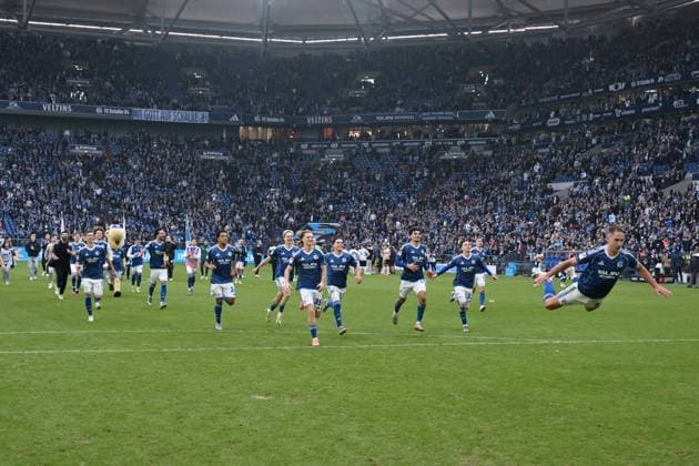 Schalkes Spieler feiern den Sieg, rechts fliegt Nikola Katic (FC Schalke 04) 08.11.2025, Fussball 2. Bundesliga, Saison 2025 2026, 12. Spieltag, FC Schalke 04 - SV Elversberg DFL regulations prohibit any use of photographs as image sequences and or quasi-video Gelsenkirchen Veltins Arena Nordrhein Westfalen Deutschland