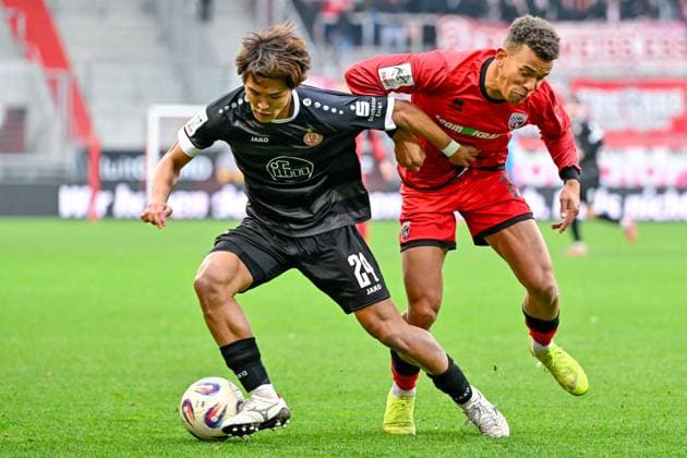 v.li.: Kaito Mizuta (Essen, 24) Marcel Costly (FC Ingolstadt, 22) im Zweikampf, Duell, duel, tackle, Dynamik, Action, Aktion, 08.11.2025, Ingolstadt (Deutschland), Fussball, 3. Liga, FC Ingolstadt 04 - Rot-Weiss Essen, DFB DFL REGULATIONS PROHIBIT ANY USE OF PHOTOGRAPHS AS IMAGE SEQUENCES AND OR QUASI-VIDEO.