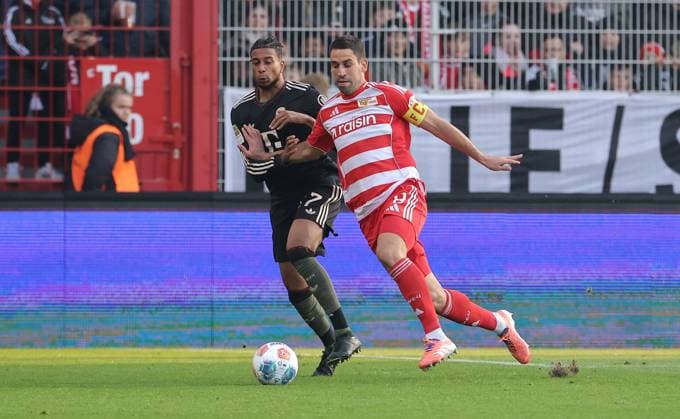 Michael Olise, Rani Khedira Zweikampf Spielszene Aktion Fußball Fussball Bundesliga Herren DFL 10. Spieltag Saison 2025 2026 08.11.2025 1.FC Union Berlin FCU vs. FC Bayern München FCB DFL regulations prohibit any use of photographs as image sequences and or quasi-video.