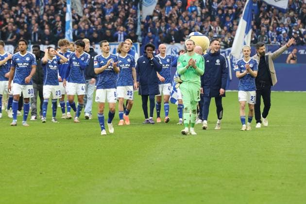 08.11.2025, xrekx, Fussball 2.Bundesliga, FC Schalke 04 - SV Elversberg v.l. Schalke Mannschaft, Spieler, jubeln nach Spielende, Team, Player, celebrate at the end of the match Miron Muslic Trainer (FC Schalke 04) (DFL DFB REGULATIONS PROHIBIT ANY USE OF PHOTOGRAPHS as IMAGE SEQUENCES and or QUASI-VIDEO) Gelsenkirchen
