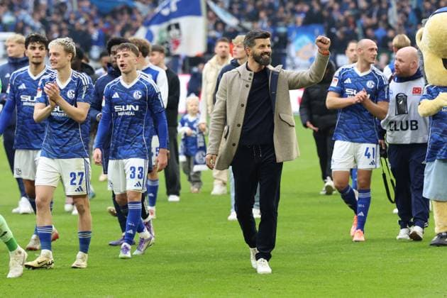 08.11.2025, xrekx, Fussball 2.Bundesliga, FC Schalke 04 - SV Elversberg v.l. Schalke Mannschaft, Spieler, jubeln nach Spielende, Team, Player, celebrate at the end of the match Miron Muslic Trainer (FC Schalke 04) (DFL DFB REGULATIONS PROHIBIT ANY USE OF PHOTOGRAPHS as IMAGE SEQUENCES and or QUASI-VIDEO) Gelsenkirchen