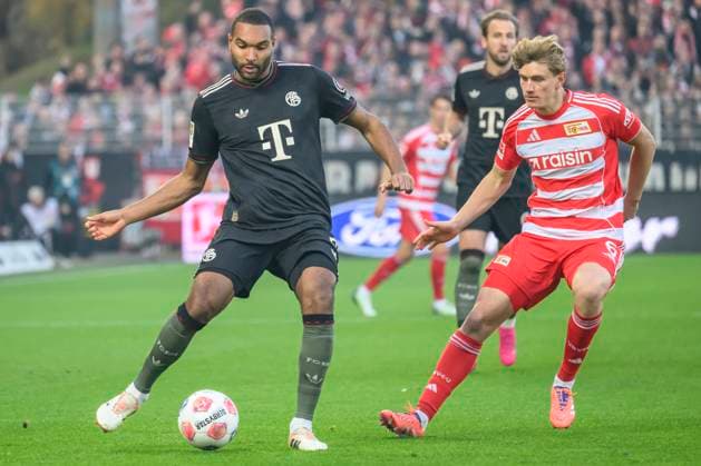 f.l.t.r.: Jonathan Tah (FC Bayern Muenchen, 04), Aljoscha Kemlein (1.FC Union), Zweikampf, Action, Kampf, kaempft um den Ball, Action, duels, fighting for the ball, in the 1. Bundesliga match, 1. FC Union Berlin vs. FC Bayern Munich, Bundesliga, soccer, DFB, 2025 2026 season, at the Alte Foersterei stadium, im Spiel der ersten Bundesligaspiel, 1. FC Union Berlin gegen FC Bayern München, Bundesliga, Fußball, DFB, Saison 2025 2026, im Stadion Alte Försterei, DFB DFL REGULATIONS PROHIBIT ANY USE OF PHOTOGRAPHS AS IMAGE SEQUENCES AND OR QUASI-VIDEO, 08.11.25, Copyright: HMBxMedia UwexKoch