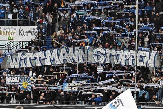 08.11.2025, xsltx, Fussball 1.Bundesliga, TSG 1899 Hoffenheim - RB Leipzig v.l. Proteste gegen Spielervermittler Roger Wittmann (DFL DFB REGULATIONS PROHIBIT ANY USE OF PHOTOGRAPHS as IMAGE SEQUENCES and or QUASI-VIDEO) Sinsheim