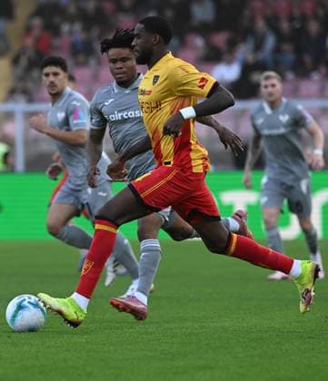 November 8, 2025, Lecce, Italia: US Lecce s Kialonda Gaspar (R) and Hellas Verona s Gift Emmanuel Orban (L) in action during the Italian Serie A soccer match US Lecce vs Hellas Verona at the Via del Mare stadium in Lecce, Italy, 08 November 2025. ANSA ABBONDANZA SCURO LEZZI Soccer: Serie A; Lecce- Verona  - ZUMAa110 20251108_zaf_a110_034 Copyright: xAbbondanzaxScuroxLezzix