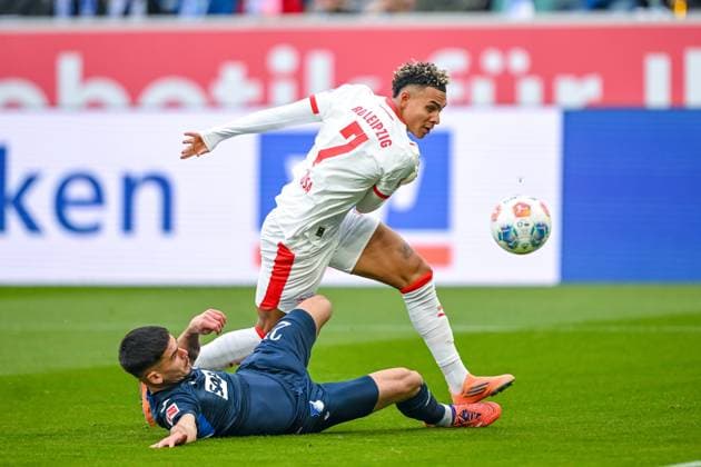 Albian Hajdari (1899 Hoffenheim) und Antonio Nusa (RB Leipzig) im Zweikampf waehrend des spiels der Bundesliga zwischen TSG Hoffenheim und RB Leipzig, PreZero Arena am 08. November 2025 in Sinsheim, Deutschland. (Foto von Harry Langer DeFodi Images) +++ Albian Hajdari (1899 Hoffenheim) und Antonio Nusa (RB Leipzig) battle for the ball during the Bundesliga match between TSG Hoffenheim and RB Leipzig at PreZero Arena on November 8, 2025 in Sinsheim, Germany. (Photo by Harry Langer DeFodi Images) DFL regulations prohibit any use of photographs as image sequences and or quasi-video. (Photo by Harry Langer DeFodi Images) DFL regulations prohibit any use of photographs as image sequences and or quasi-video. Albian Hajdari 1899 Hoffenheim and Antonio Nusa RB Leipzig in a duel during the Bundesliga match between TSG Hoffenheim and RB Leipzig, PreZero Arena on November 08, 2025 in Sinsheim, Germany Photo by Harry Langer DeFodi Images Albian Hajdari 1899 Hoffenheim and Antonio Nusa RB Leipzig battle for the ball during the Bundesliga match between TSG Hoffenheim and RB Leipzig at PreZero Arena on November 8, 2025 in Sinsheim, Germany Photo by Harry Langer DeFodi Images DFL regulations prohibit any use of photographs as image sequences and or quasi video Photo by Harry Langer DeFodi Images DFL regulations prohibit any use of photographs as image sequences and or quasi video