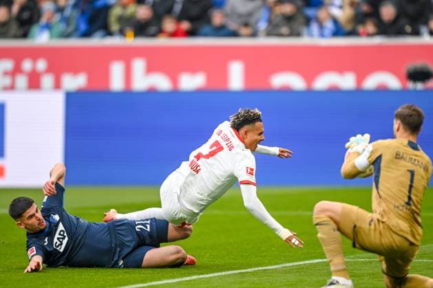 Albian Hajdari (1899 Hoffenheim), Antonio Nusa (RB Leipzig) und Torwart Oliver Baumann (1899 Hoffenheim) im Zweikampf waehrend des spiels der Bundesliga zwischen TSG Hoffenheim und RB Leipzig, PreZero Arena am 08. November 2025 in Sinsheim, Deutschland. (Foto von Harry Langer DeFodi Images) +++ Albian Hajdari (1899 Hoffenheim), Antonio Nusa (RB Leipzig) und Torwart Oliver Baumann (1899 Hoffenheim) battle for the ball during the Bundesliga match between TSG Hoffenheim and RB Leipzig at PreZero Arena on November 8, 2025 in Sinsheim, Germany. (Photo by Harry Langer DeFodi Images) DFL regulations prohibit any use of photographs as image sequences and or quasi-video. (Photo by Harry Langer DeFodi Images) DFL regulations prohibit any use of photographs as image sequences and or quasi-video. Albian Hajdari 1899 Hoffenheim , Antonio Nusa RB Leipzig and goalkeeper Oliver Baumann 1899 Hoffenheim battle for the ball during the Bundesliga match between TSG Hoffenheim and RB Leipzig at PreZero Arena on November 8, 2025 in Sinsheim, Germany Photo by Harry Langer DeFodi Images Albian Hajdari 1899 Hoffenheim , Antonio Nusa RB Leipzig and goalkeeper Oliver Baumann 1899 Hoffenheim battle for the ball during the Bundesliga match between TSG Hoffenheim and RB Leipzig at PreZero Arena on November 8, 2025 in Sinsheim, Germany Photo by Harry Langer DeFodi Images DFL regulations prohibit any use of photographs as image sequences and or quasi video Photo by Harry Langer DeFodi Images DFL regulations prohibit any use of photographs as image sequences and or quasi video