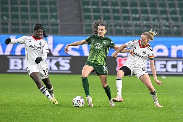 Fußball I Frauen I Saison 2025-2026 I Bundesliga I 10. Spieltag I VfL Wolfsburg - Eintracht Frankfurt I 08.11.2025 Etonam Nicole Anyomi (19, Eintracht Frankfurt), Maria-Joelle Wedemeyer (24, VfL Wolfsburg) und Laura Freigang (10, Eintracht Frankfurt) im Kampf um den Ball Wolfsburg Volkswagen Arena Niedersachsen Deutschland Copyright: xLobeca InesxHähnelx
