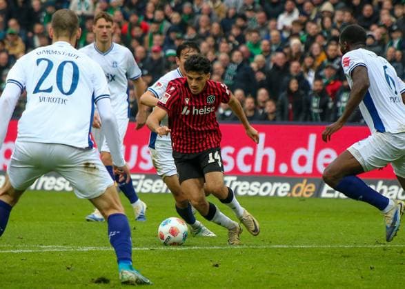 Deutschland: Fussball 2.Bundesliga 2025 26, 12. Spieltag - Hannover 96 vs SV Darmstadt 98 - Heinz von Heiden Arena Stadion (Hannover): Husseyn Chakroun (Hannover 96, 14) Patric Pfeiffer (SV Darmstadt 98, 6) Aleksandar VukotiÄ‡ Aleksandar Vukotic (SV Darmstadt 98, 20) Hannover