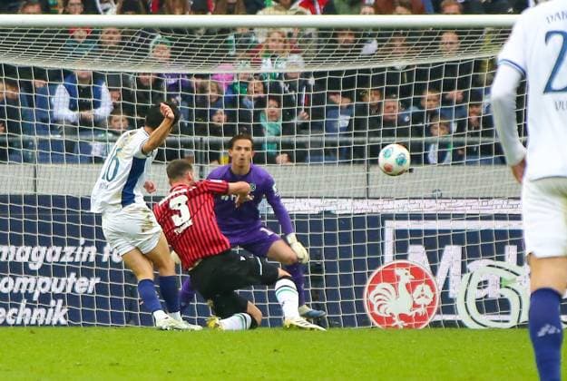 Deutschland: Fussball 2.Bundesliga 2025 26, 12. Spieltag - Hannover 96 vs SV Darmstadt 98 - Heinz von Heiden Arena Stadion (Hannover): Matthias Bader (SV Darmstadt 98, 26) Nahuel Noll (Hannover 96, 1) Hannover