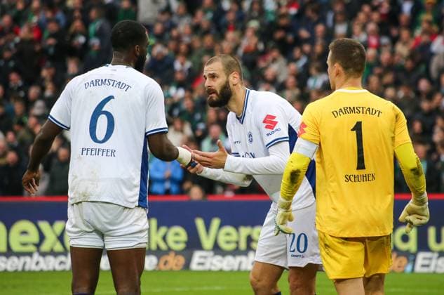 Deutschland: Fussball 2.Bundesliga 2025 26, 12. Spieltag - Hannover 96 vs SV Darmstadt 98 - Heinz von Heiden Arena Stadion (Hannover): Martin Heck (SV Darmstadt 98) Patric Pfeiffer (SV Darmstadt 98, 6) Aleksandar VukotiÄ‡ Aleksandar Vukotic (SV Darmstadt 98, 20) Hannover