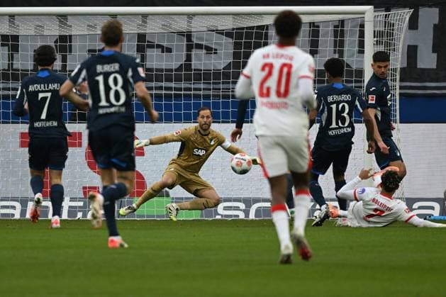 08.11.2025, xsltx, Fussball 1.Bundesliga, TSG 1899 Hoffenheim - RB Leipzig v.l. Oliver Baumann (1899 Hoffenheim) Antonio Nusa (RB Leipzig) (DFL DFB REGULATIONS PROHIBIT ANY USE OF PHOTOGRAPHS as IMAGE SEQUENCES and or QUASI-VIDEO) Sinsheim