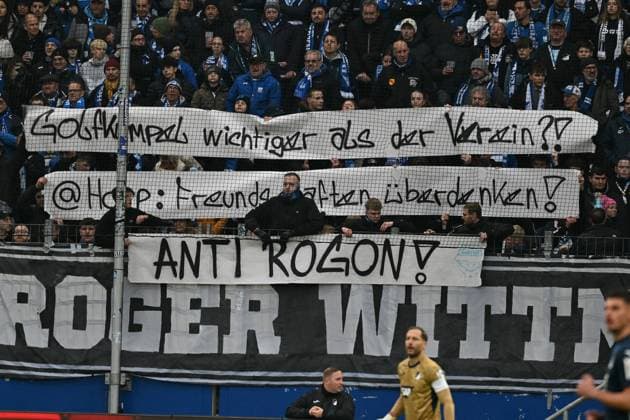 08.11.2025, xsltx, Fussball 1.Bundesliga, TSG 1899 Hoffenheim - RB Leipzig v.l. Proteste Dietmar Hopp (Investor Mäzen Maezen TSG 1899 Hoffenheim) Rogon (DFL DFB REGULATIONS PROHIBIT ANY USE OF PHOTOGRAPHS as IMAGE SEQUENCES and or QUASI-VIDEO) Sinsheim