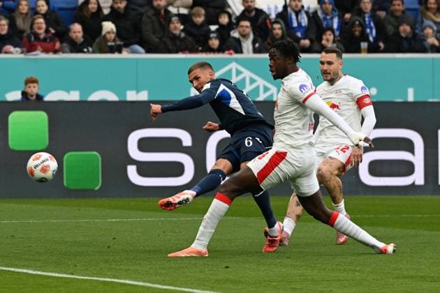 08.11.2025, xsltx, Fussball 1.Bundesliga, TSG 1899 Hoffenheim - RB Leipzig v.l. Torschuss Grischa Prömel (1899 Hoffenheim) El Chadaille Bitshiabu (RB Leipzig) Zweikampf, Aktion, action, battle for the ball (DFL DFB REGULATIONS PROHIBIT ANY USE OF PHOTOGRAPHS as IMAGE SEQUENCES and or QUASI-VIDEO) Sinsheim