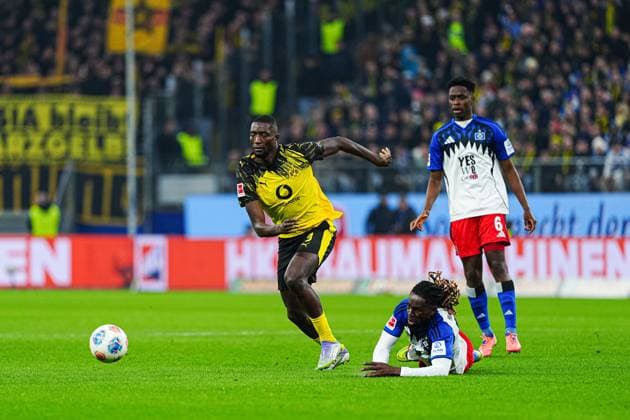 Serhou Guiassy (Borussia Dortmund, 09), Jordan Torunarigha (Hamburgr SV, 25) GER, Hamburger SV vs. Borussia Dortmund, Fussball, 1. Bundesliga, Spieltag 10, Saison 2025 2026, 08.11.2025 DFL REGULATIONS PROHIBIT ANY USE OF PHOTOGRAPHS AS IMAGE SEQUENCES AND OR QUASI-VIDEO GER, Hamburger SV vs. Borussia Dortmund, Fussball, 1. Bundesliga, Spieltag 10, Saison 2025 2026, 08.11.2025 Hamburg Copyright: xEibner-Pressefoto MarcelxvonxFehrnx EP_MFN