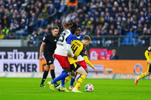 Jordan Torunarigha (Hamburgr SV, 25), Maximilian Beier (Borussia Dortmund, 14) GER, Hamburger SV vs. Borussia Dortmund, Fussball, 1. Bundesliga, Spieltag 10, Saison 2025 2026, 08.11.2025 DFL REGULATIONS PROHIBIT ANY USE OF PHOTOGRAPHS AS IMAGE SEQUENCES AND OR QUASI-VIDEO GER, Hamburger SV vs. Borussia Dortmund, Fussball, 1. Bundesliga, Spieltag 10, Saison 2025 2026, 08.11.2025 Hamburg Copyright: xEibner-Pressefoto MarcelxvonxFehrnx EP_MFN