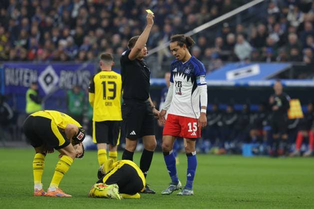 GER, xFSx ,Hamburg, HSV , 1. Bundesliga , Fussball, DFL, Hamburger SV , am Hamburger Volksparkstadion , Borussia Dortmund , 08.11.2025 , v.l. Yussuf Poulsen (Hamburger SV ,15) bekommt die gelbe Kart wegen dem Faul DFL regulations prohibit any use of photographs as image sequences and or quasi-video. Copyright: HMBxMedia FernandoxSoares