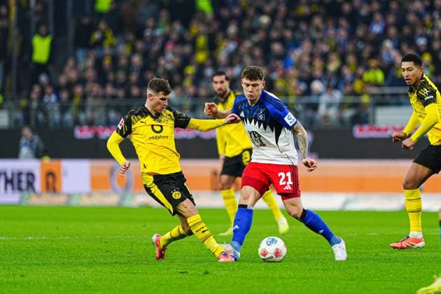 Pascal Gross (Borussia Dortmund, 13), Nicolai Remberg (Hamburger SV, 21) GER, Hamburger SV vs. Borussia Dortmund, Fussball, 1. Bundesliga, Spieltag 10, Saison 2025 2026, 08.11.2025 DFL REGULATIONS PROHIBIT ANY USE OF PHOTOGRAPHS AS IMAGE SEQUENCES AND OR QUASI-VIDEO GER, Hamburger SV vs. Borussia Dortmund, Fussball, 1. Bundesliga, Spieltag 10, Saison 2025 2026, 08.11.2025 Hamburg Copyright: xEibner-Pressefoto MarcelxvonxFehrnx EP_MFN