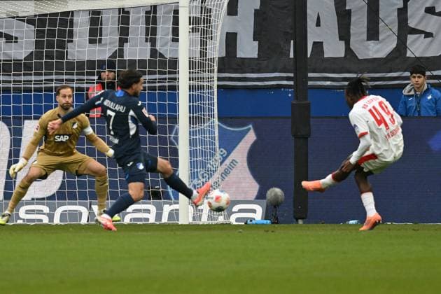 08.11.2025, xsltx, Fussball 1.Bundesliga, TSG 1899 Hoffenheim - RB Leipzig v.l. Van Diomande (RB Leipzig) Torschuetze, erzielt das Tor, Treffer, scores the goal 0:1 Oliver Baumann (1899 Hoffenheim) (DFL DFB REGULATIONS PROHIBIT ANY USE OF PHOTOGRAPHS as IMAGE SEQUENCES and or QUASI-VIDEO) Sinsheim