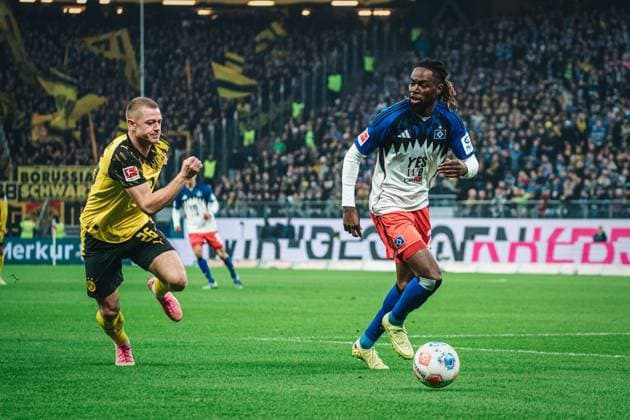 1. Bundesliga: Hamburger SV vs. Borussia Dortmund, 08.11.2025 Jordan Torunarigha (Hamburger SV, 25) am Ball; Fußball, 1. Bundesliga, 10. Spieltag: Hamburger SV vs. Borussia Dortmund am 08.11.2025 im Volksparkstadion, Hamburg DFL REGULATIONS PROHIBIT ANY USE OF PHOTOGRAPHS AS IMAGE SEQUENCES AND OR QUASI-VIDEO. Copyright: xBEAUTIFULxSPORTS Tonhäuserx