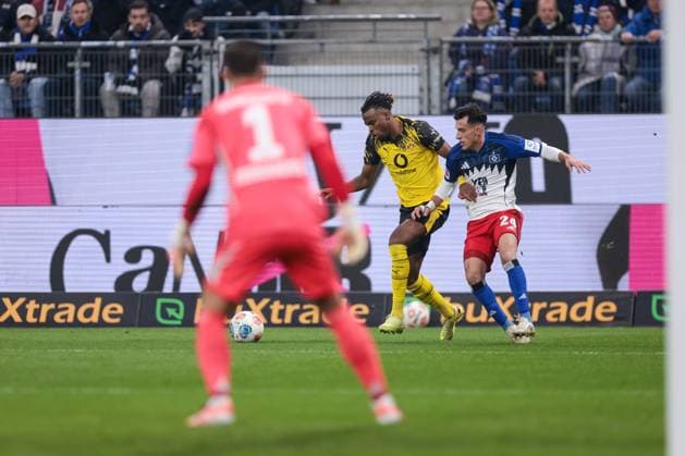 08.11.2025, 1. Bundesliga, 10. Spieltag, Hamburger SV - Borussia Dortmund, v. l. Nicolas Capaldo (Hamburger SV), Carney Chukwuemeka (Borussia Dortmund), Hamburg Volksparkstadion Hamburg Deutschland xRHR-FOTO DEx Copyright: DennisxEwert RHR-FOTOx RHR-FOTO DE