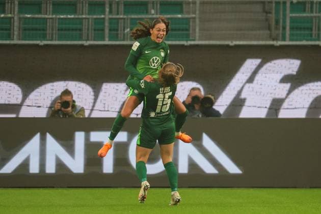 Wolfsburg, Deutschland 08. November 2025: 1. BL - Frauen - 2025 2026 - VfL Wolfsburg vs. Eintracht Frankfurt Im Bild: v.li. Torschützin Kessya Bussy (VfL) macht das Tor zum 1:0 für Wolfsburg und jubelt mit Janou Levels (VfL) DFB regulations prohibit any use of photographs as image sequences and or quasi-video Volkswagen Arena Niedersachsen Copyright: xFotostandx xFantinix