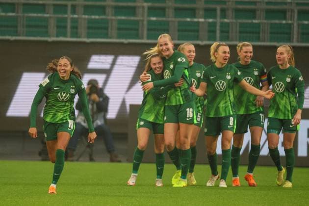 Wolfsburg, Deutschland 08. November 2025: 1. BL - Frauen - 2025 2026 - VfL Wolfsburg vs. Eintracht Frankfurt Im Bild: v.li. Torschützin Kessya Bussy (VfL) macht das Tor zum 1:0 für Wolfsburg und jubelt mit ihren Mannschaftskolleginnen DFB regulations prohibit any use of photographs as image sequences and or quasi-video Volkswagen Arena Niedersachsen Copyright: xFotostandx xFantinix