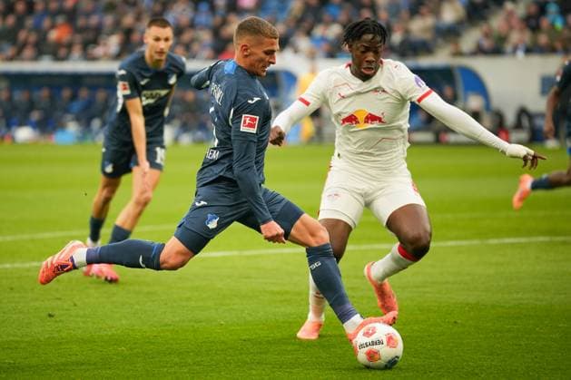 Fussball: Bundesliga, 10. Spieltag, TSG Hoffenheim - RB Leipzig am 08.11.2025 in Sinsheim (PreZero Arena), Deutschland, Saison 2025 2026 DFL REGULATIONS PROHIBIT ANY USE OF PHOTOGRAPHS AS IMAGE SEQUENCES AND OR QUASI VIDEO: Strafraumszene zwischen Grischa Prömel (6, TSG) und El-Chadaille Bitshiabu (5, RBL). Sinsheim PreZero Arena Deutschland Copyright: xChristophxKinzingerx