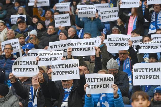 Hoffenheimer Fans,Fussballfans, haengen Fahndungsplakate von Spielerberater Roger WITTMANN auf. Fussball 1. Bundesliga Saison 2025 2026, 10.Spieltag, Spieltag10 TSG 1899 Hoffenheim - RB Leipzig am 08.11.2025 PreZero ARENA.