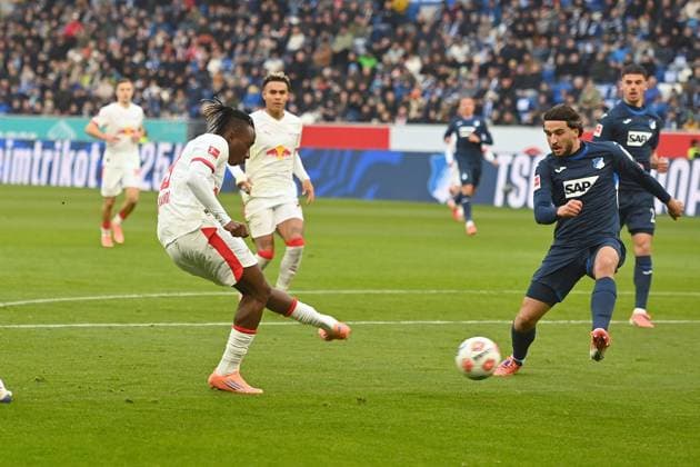 Tor Yan Diomande (L) zum 0-1,Aktion,Torschuss. Fussball 1. Bundesliga Saison 2025 2026, 10.Spieltag, Spieltag10 TSG 1899 Hoffenheim - RB Leipzig am 08.11.2025 PreZero ARENA.