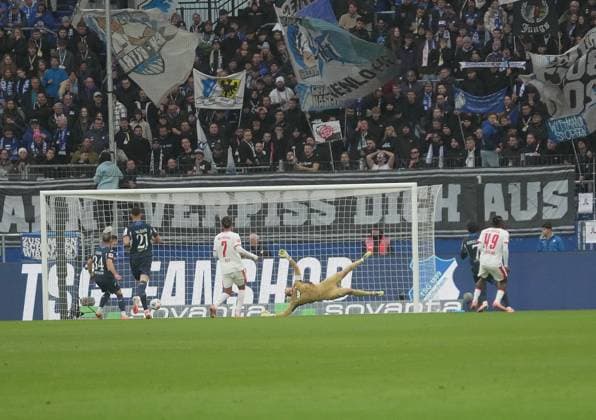 GER, 1.FBL, TSG Hoffenheim vs RB Leibzig 08.11.2025, PreZero Arena, Sinsheim, GER, 1.FBL, TSG Hoffenheim vs RB Leibzig , im Bild Yan Diomande (Leipzig) erzielt das Tor zum 0:1. DFL regulations prohibit any use of photographs as image sequences and or quasi-video.