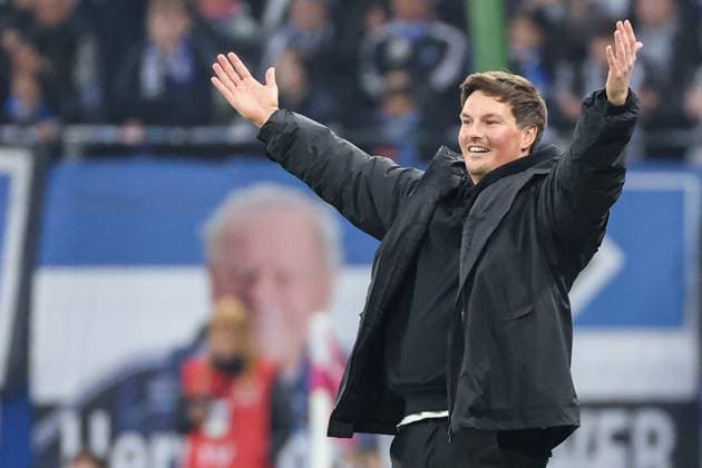 1. Bundesliga - Hamburger SV - Borussia Dortmund am 08.11.2025 im Volksparkstadion in Hamburg Trainer Merlin Polzin (Hamburg) gestikuliert