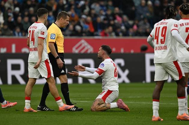 08.11.2025, xsltx, Fussball 1.Bundesliga, TSG 1899 Hoffenheim - RB Leipzig v.l. Schiedsrichter Referee Patrick Ittrich David Raum (RB Leipzig) (DFL DFB REGULATIONS PROHIBIT ANY USE OF PHOTOGRAPHS as IMAGE SEQUENCES and or QUASI-VIDEO) Sinsheim