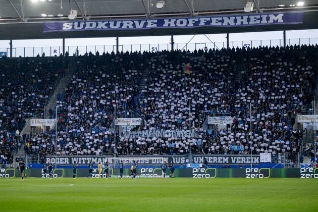 Protest der Fans Ultras mit Banner Roger Wittmann verpiss dich aus unserem Verein, Wittmann stoppen - Schilder Banner, GER, TSG 1899 Hoffenheim vs RB Leipzig, Fussball Bundesliga, 10. Spieltag, Saison 2025 2026, 07.11.2025 DFB DFL regulations prohibit any use of photographs as image sequences and or quasi-video GER, TSG 1899 Hoffenheim vs RB Leipzig, Fussball Bundesliga, 10. Spieltag, Saison 2025 2026, 07.11.2025 Sinsheim Copyright: xEibner-Pressefoto Memmlerx EP_MMR