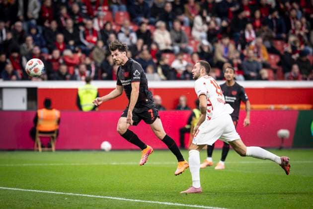 LEVERKUSEN, GERMANY - NOVEMBER 8: A header of Jonas Hofmann (Bayer 04 Leverkusen, 7) brings the 2:0, Jonas Foehrenbach (Föhrenbach, Fohrenbach, 1. FC Heidenheim, 19) can’t defend during the Bundesliga match (gameday 10) between Bayer 04 Leverkusen vs. 1. FC Heidenheim at BayArena on November 8, 2025 in Leverkusen, Germany. (Photo by Axel Kohring Beautiful Sports) DFL REGULATIONS PROHIBIT ANY USE OF PHOTOGRAPHS AS IMAGE SEQUENCES AND OR QUASI-VIDEO. Nordrhein-Westfalen Germany Copyright: xBEAUTIFULxSPORTS AxelxKohringx