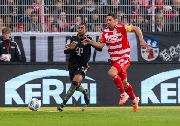 Zweikampf zwischen: Michael Olise (FC Bayern Muenchen, 17) und Rani Khedira (FC Union Berlin, 8) (Duel between:) 08.11.2025, 1. FC Union Berlin - FC Bayern München, Fussball, 1. Bundesliga in Berlin, Stadion an der Alten Försterei DFL regulations prohibit any use of photographs as image sequences and or quasi-video. Copyright: HMBxMedia xMarcoxBader