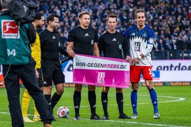 08.11.2025, Hamburger SV vs. Borussia Dortmund, 1. Bundesliga, 10. Spieltag Wir gegen den Krebs Banner Aktion Emre Can (Borussia Dortmund, 23) Yussuf Poulsen (Hamburger SV, 15) Wichtiger Hinweis: Gemaess den Vorgaben der DFL Deutsche Fussball Liga bzw. des DFB Deutscher Fussball-Bund ist es untersagt, in dem Stadion und oder vom Spiel angefertigte Fotoaufnahmen in Form von Sequenzbildern und oder videoaehnlichen Fotostrecken zu verwerten Copyright: xBahhoxKarax