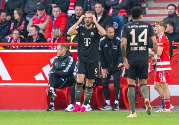 Harry Kane (FC Bayern Muenchen, 9) fasst sich an den Kopf. clutches his head. 08.11.2025, 1. FC Union Berlin - FC Bayern München, Fussball, 1. Bundesliga in Berlin, Stadion an der Alten Försterei DFL regulations prohibit any use of photographs as image sequences and or quasi-video. Copyright: HMBxMedia xMarcoxBader