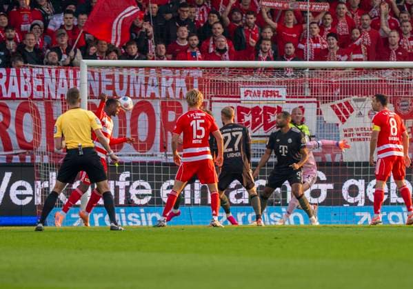 Kopfball (Header) von Ilyas Ansah (FC Union Berlin, 10) 08.11.2025, 1. FC Union Berlin - FC Bayern München, Fussball, 1. Bundesliga in Berlin, Stadion an der Alten Försterei DFL regulations prohibit any use of photographs as image sequences and or quasi-video. Copyright: HMBxMedia xMarcoxBader