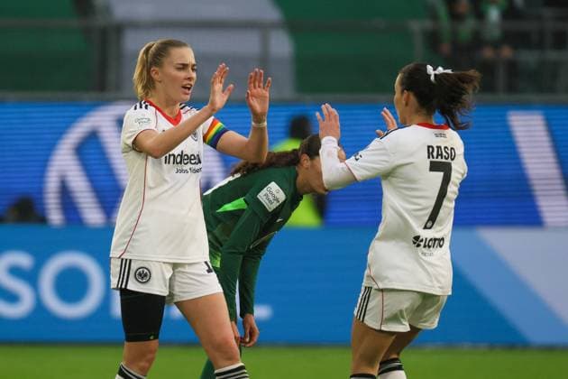 Wolfsburg, Deutschland 08. November 2025: 1. BL - Frauen - 2025 2026 - VfL Wolfsburg vs. Eintracht Frankfurt Im Bild: v.li. Torschützin Laura Freigang (Frankfurt) macht das Tor zum 2:1 für Frankfurt und jubelt mit Hayley Raso (Frankfurt) DFB regulations prohibit any use of photographs as image sequences and or quasi-video Volkswagen Arena Niedersachsen Copyright: xFotostandx xFantinix