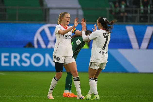 Wolfsburg, Deutschland 08. November 2025: 1. BL - Frauen - 2025 2026 - VfL Wolfsburg vs. Eintracht Frankfurt Im Bild: v.li. Torschützin Laura Freigang (Frankfurt) macht das Tor zum 2:1 für Frankfurt und jubelt mit Hayley Raso (Frankfurt) DFB regulations prohibit any use of photographs as image sequences and or quasi-video Volkswagen Arena Niedersachsen Copyright: xFotostandx xFantinix