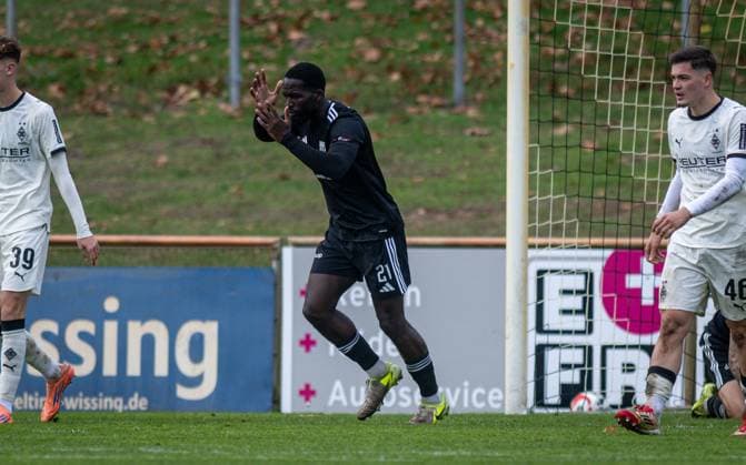 Fussball, Saison 2025 2026, Regionalliga West, 08.11.2025, 15. Spieltag, Herren, 1.FC Bocholt (schwarz) vs. Borussia Moenchengladbach U23 (weiss) Jeff Amoah Mensah (1.FC Bocholt), Bocholt Stadion am Huenting Nordrhein-Westfalen Deutschland