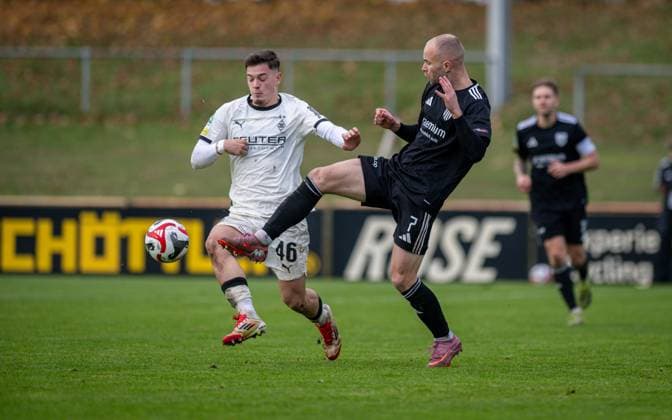 Fussball, Saison 2025 2026, Regionalliga West, 08.11.2025, 15. Spieltag, Herren, 1.FC Bocholt (schwarz) vs. Borussia Moenchengladbach U23 (weiss) v.l.: Nico Vidic (Borussia Moenchengladbach U23), Patrick Kurzen (1.FC Bocholt), Bocholt Stadion am Huenting Nordrhein-Westfalen Deutschland