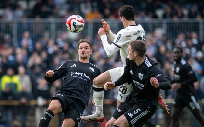 Fussball, Saison 2025 2026, Regionalliga West, 08.11.2025, 15. Spieltag, Herren, 1.FC Bocholt (schwarz) vs. Borussia Moenchengladbach U23 (weiss) v.l.: Julian Riedel (1.FC Bocholt), Grant-Leon Ranos (Borussia Moenchengladbach U23), Dawyn-Paul Donner (1.FC Bocholt), Bocholt Stadion am Huenting Nordrhein-Westfalen Deutschland