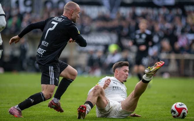 Fussball, Saison 2025 2026, Regionalliga West, 08.11.2025, 15. Spieltag, Herren, 1.FC Bocholt (schwarz) vs. Borussia Moenchengladbach U23 (weiss) v.l.: Patrick Kurzen (1.FC Bocholt), Nico Vidic (Borussia Moenchengladbach U23), Bocholt Stadion am Huenting Nordrhein-Westfalen Deutschland