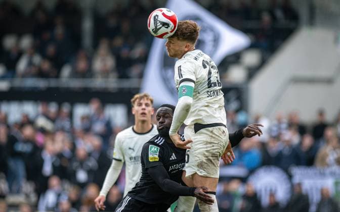 Fussball, Saison 2025 2026, Regionalliga West, 08.11.2025, 15. Spieltag, Herren, 1.FC Bocholt (schwarz) vs. Borussia Moenchengladbach U23 (weiss) v.l.: Jeff Amoah Mensah (1.FC Bocholt), Lion Schweers (Borussia Moenchengladbach U23), Bocholt Stadion am Huenting Nordrhein-Westfalen Deutschland